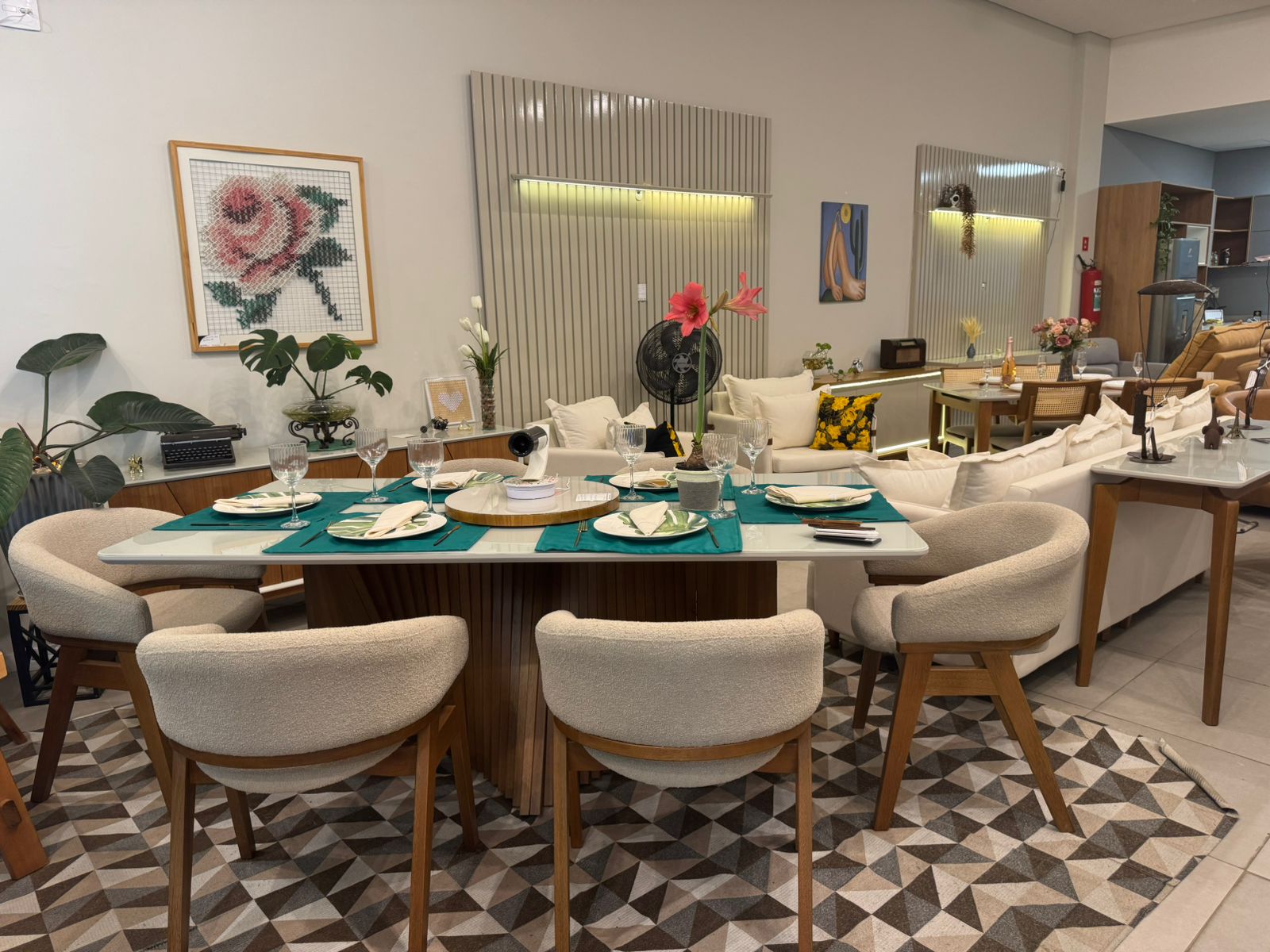 Ambiente de sala de jantar e estar montado na loja Home Happy